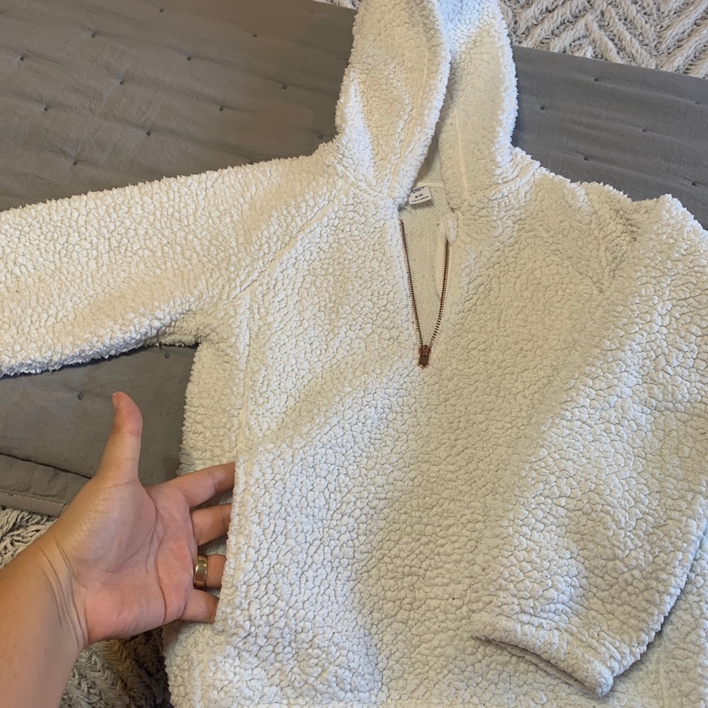 Fuzzy pullover - Picture 3 of 4
